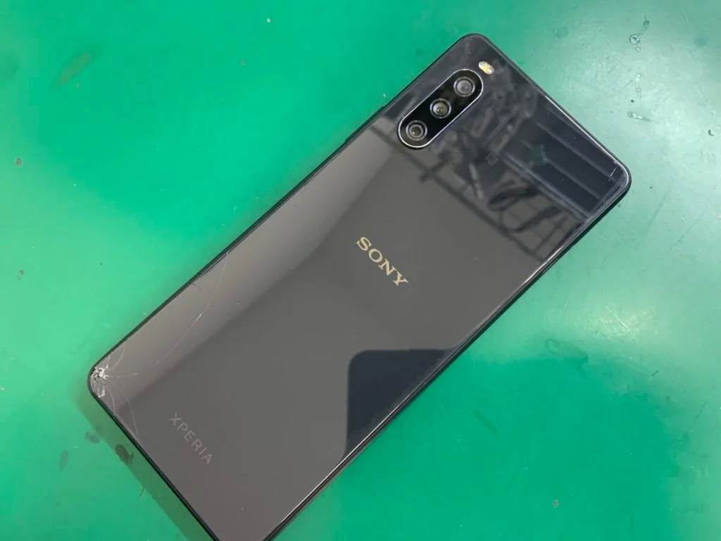 Xperia 8 背面パネル修理 — 修理の様子