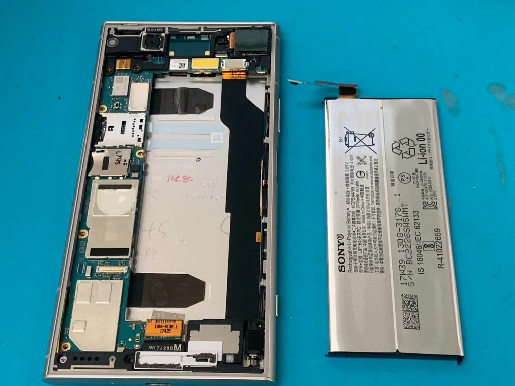 Xperia Z2 Tablet バッテリー交換 — 修理の様子