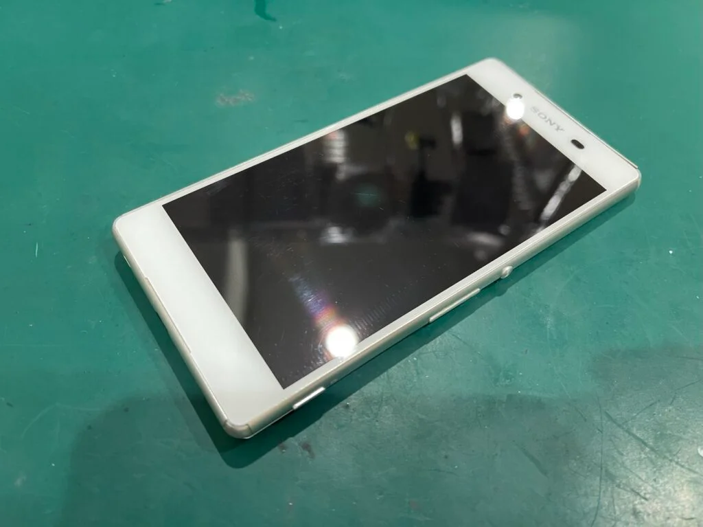 Xperia Z1 f バッテリー交換 — 修理の様子