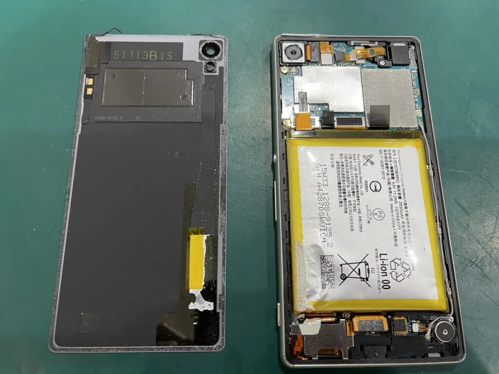 Xperia XZ3 バッテリー交換 — 修理の様子