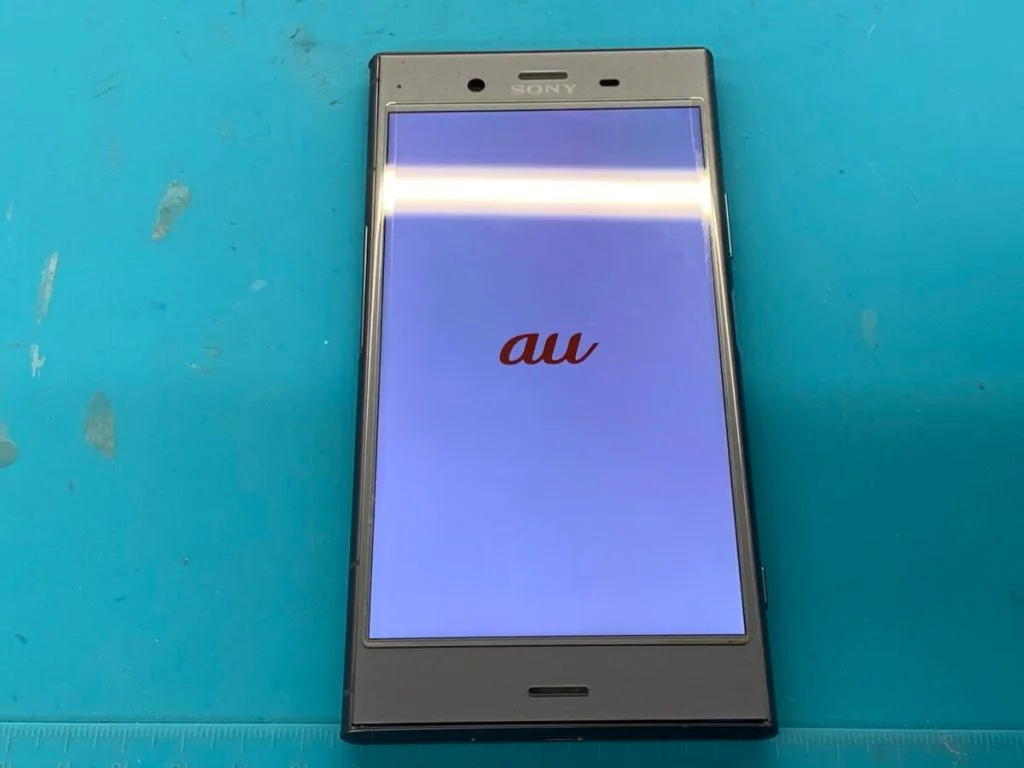 Xperia Z3 バッテリー交換 — 修理の様子