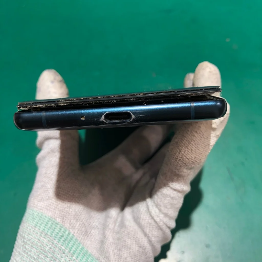 Xperia 1 III バッテリー交換 — 修理の様子