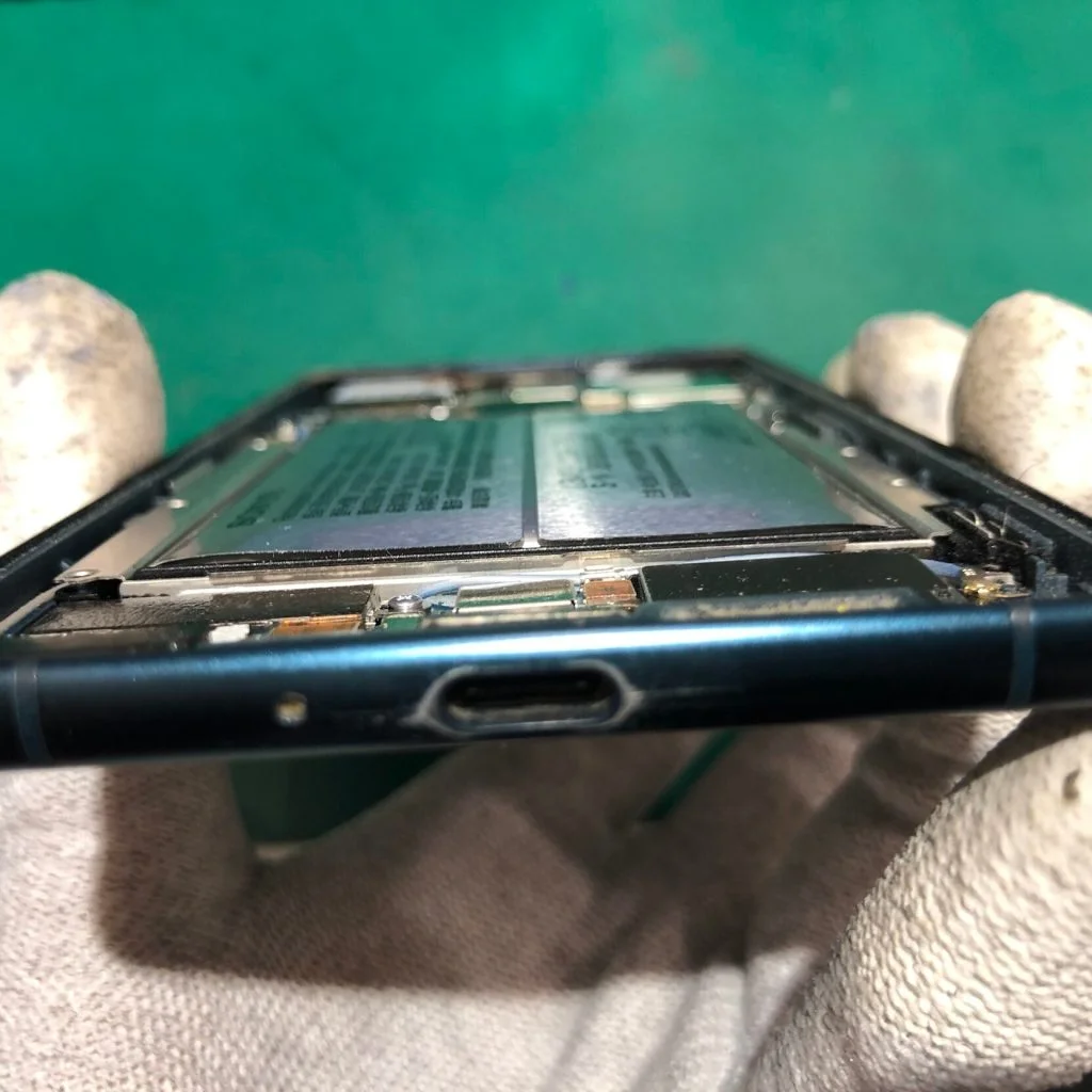 Xperia 5 IV バッテリー交換 — 修理の様子