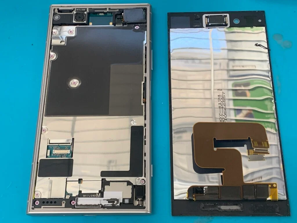 Xperia XZs バッテリー交換 — 修理の様子