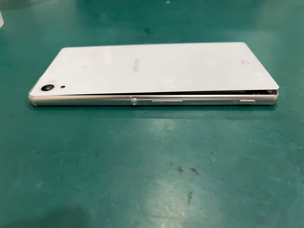 Xperia 10 IV バッテリー交換 — 修理の様子