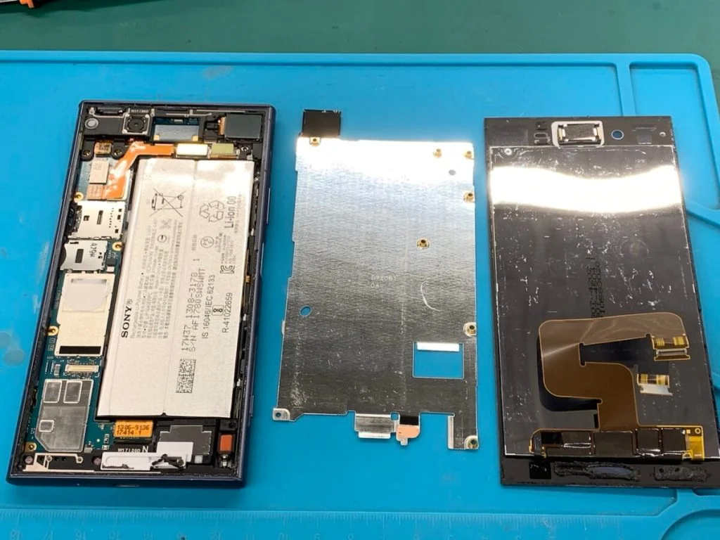 Xperia 5 II バッテリー交換 — 修理の様子