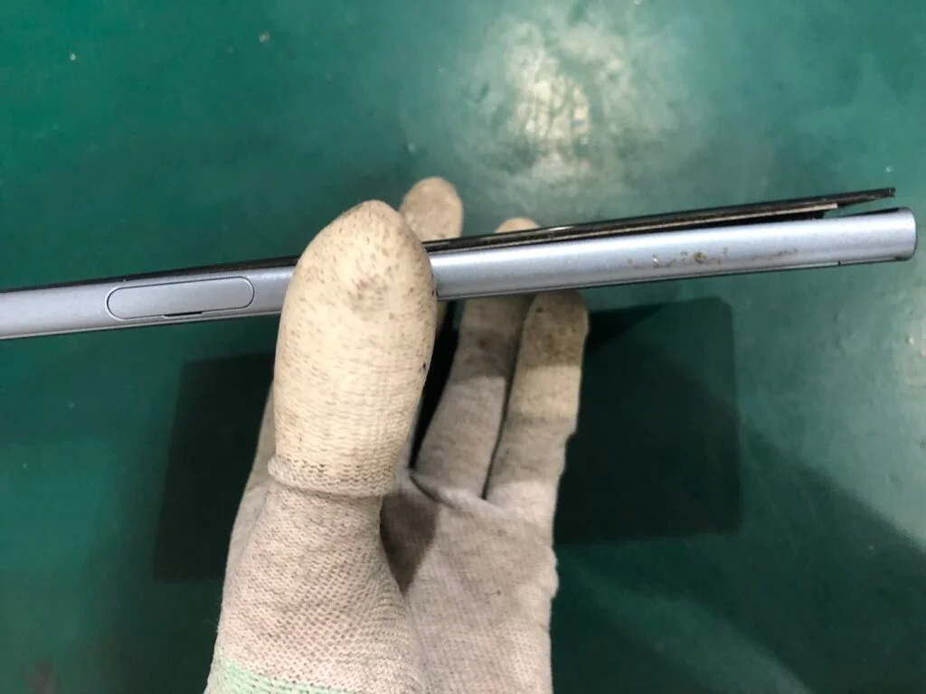 Xperia 1 IV バッテリー交換 — 修理の様子