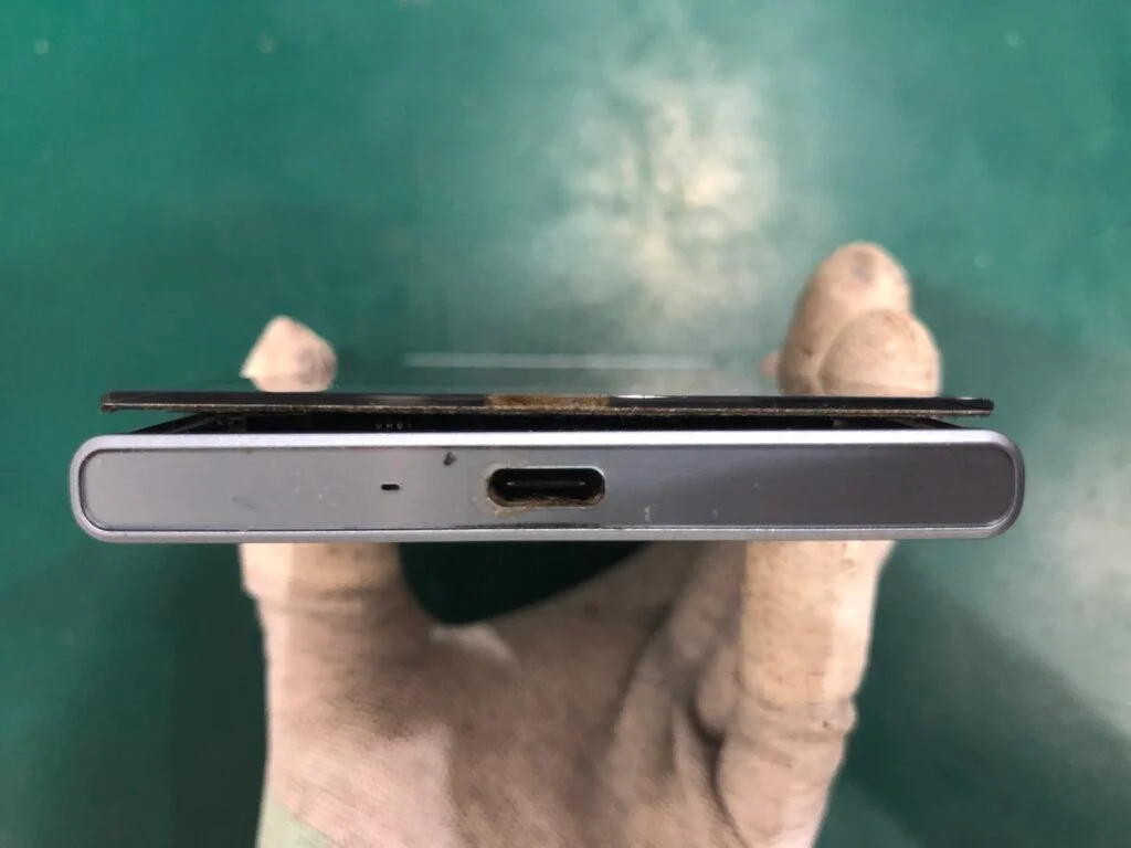 Xperia Ace II バッテリー交換 — 修理の様子