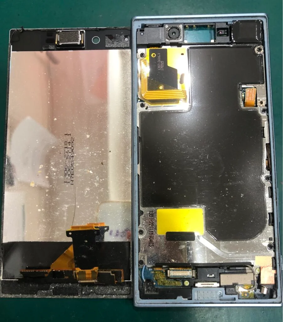 Xperia 5 バッテリー交換 — 修理の様子