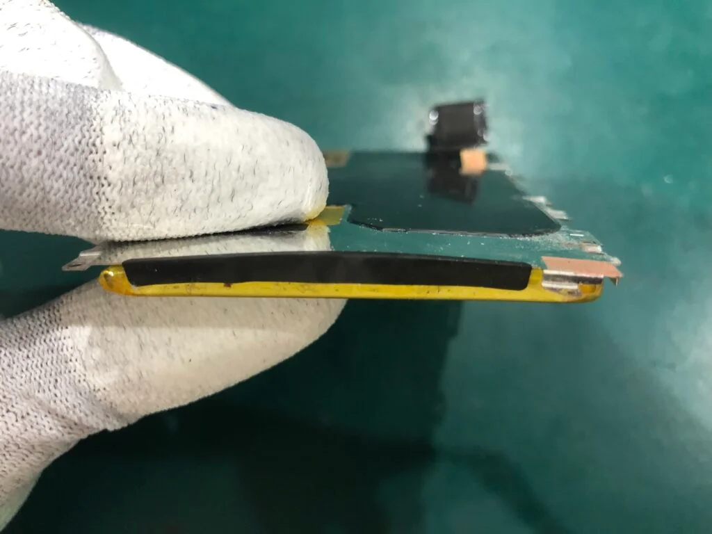 Xperia XZ1 バッテリー交換 — 修理の様子