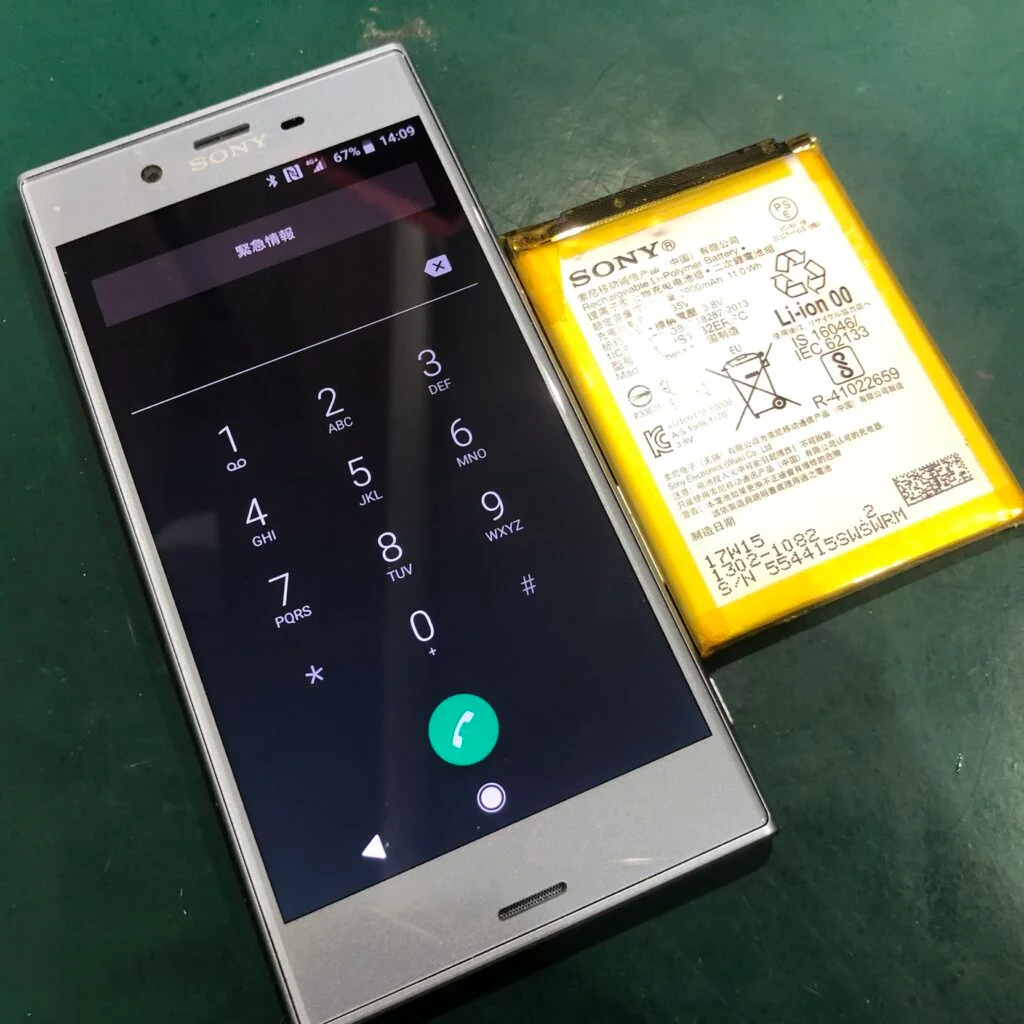 Xperia Z5 バッテリー交換 — 修理の様子