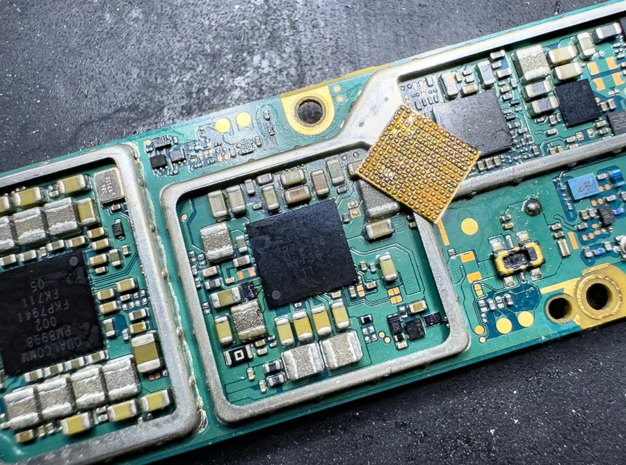 Xperia XZ3 データ復旧 — 修理の様子