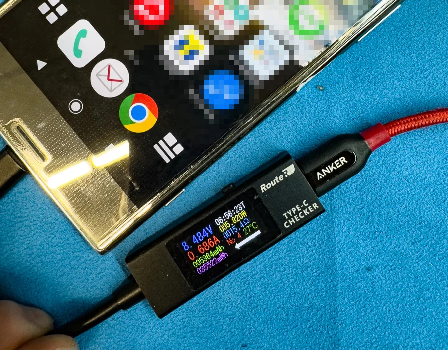 Xperia 8 起動不良修理 — 修理の様子