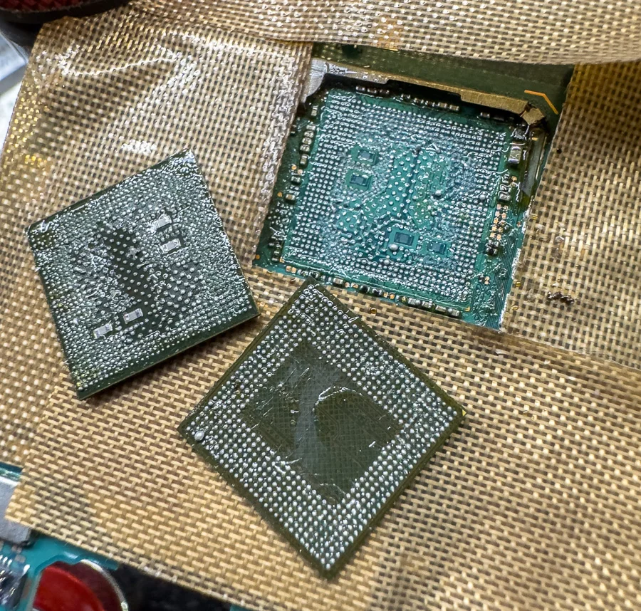 Xperia Z1 WiFi修理 — 修理の様子