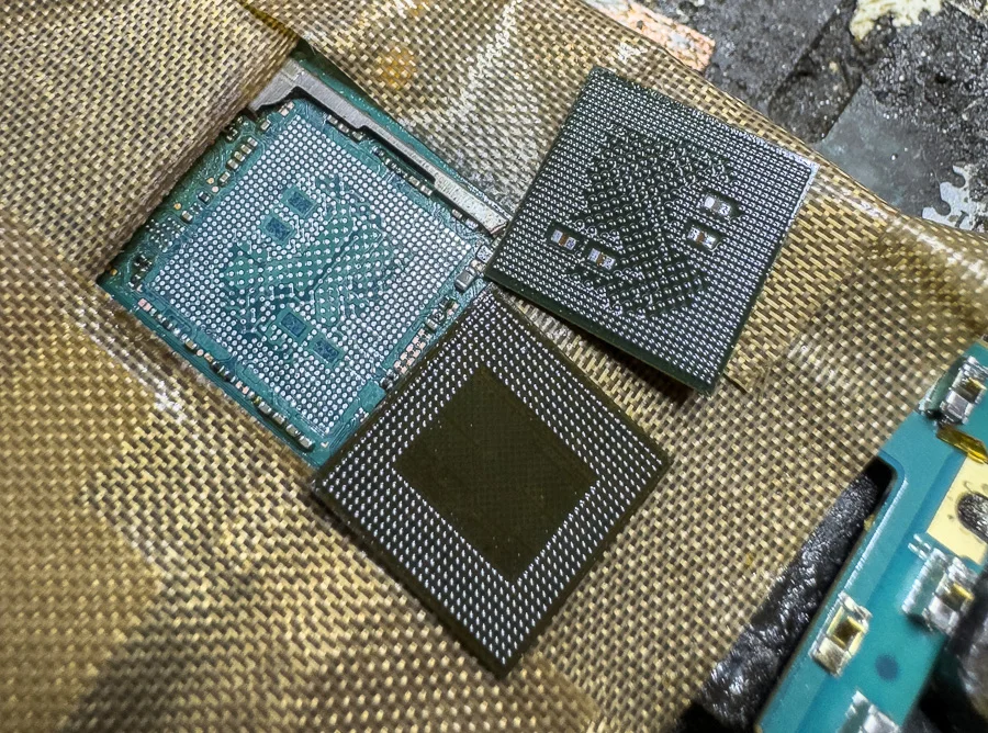 Xperia Z2 起動不良修理 — 修理の様子