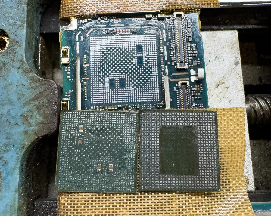 Xperia Z1 f 通信修理 — 修理の様子