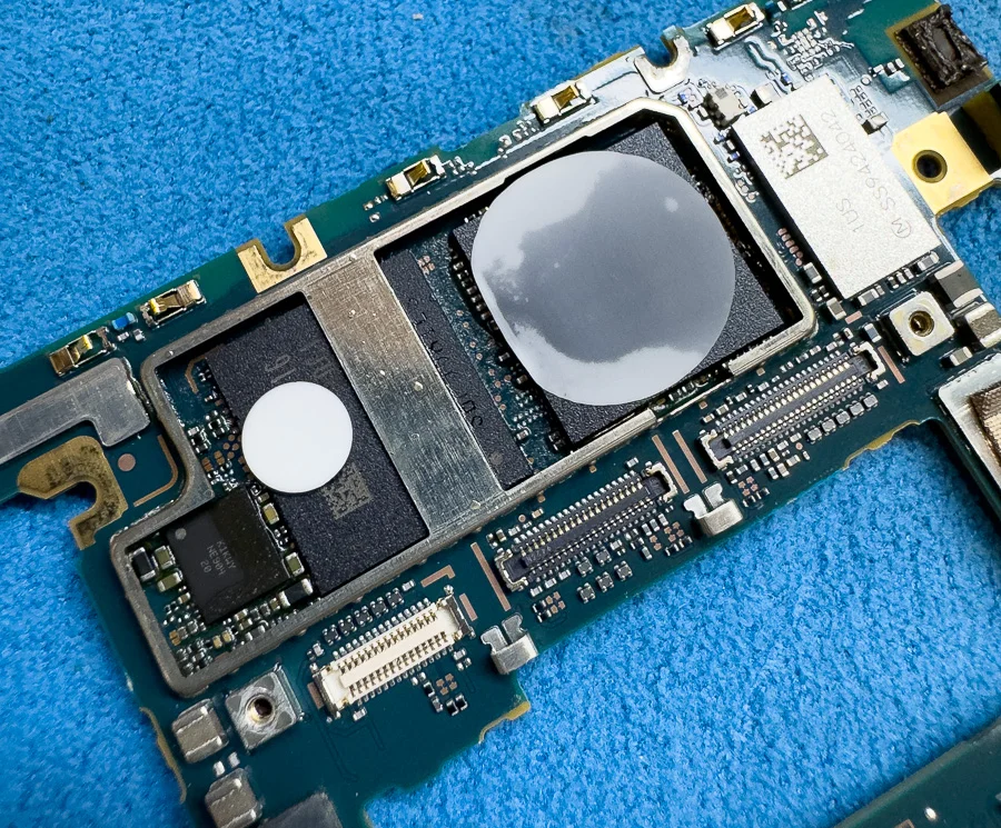 Xperia Ace III 起動不良修理 — 修理の様子