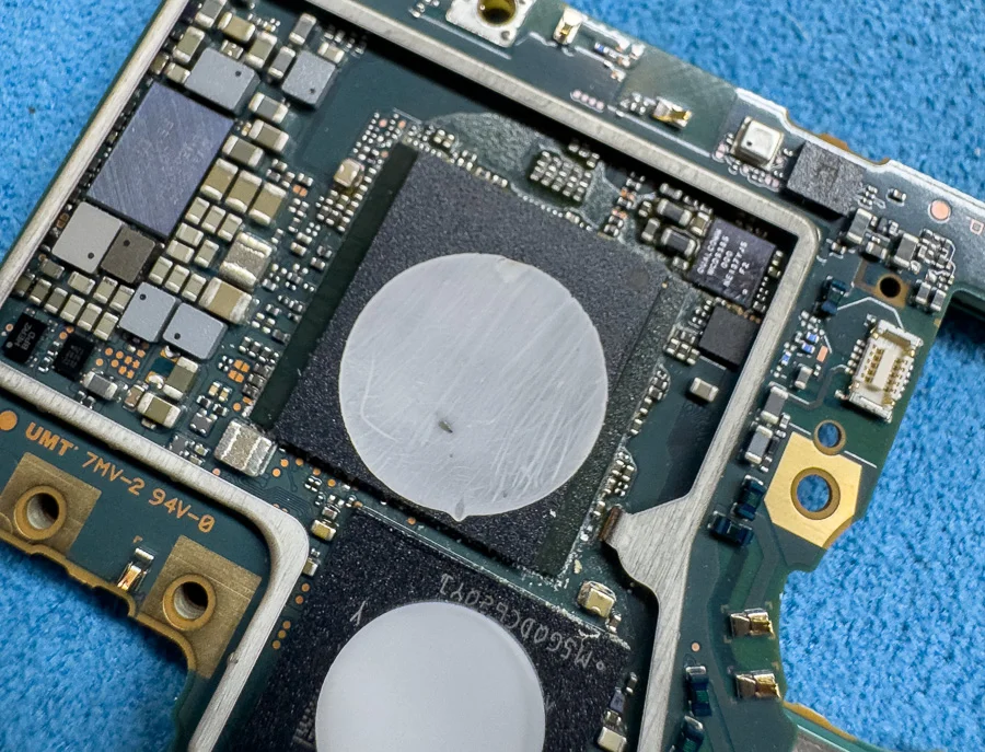 Xperia 1 III 基板修理 — 修理の様子