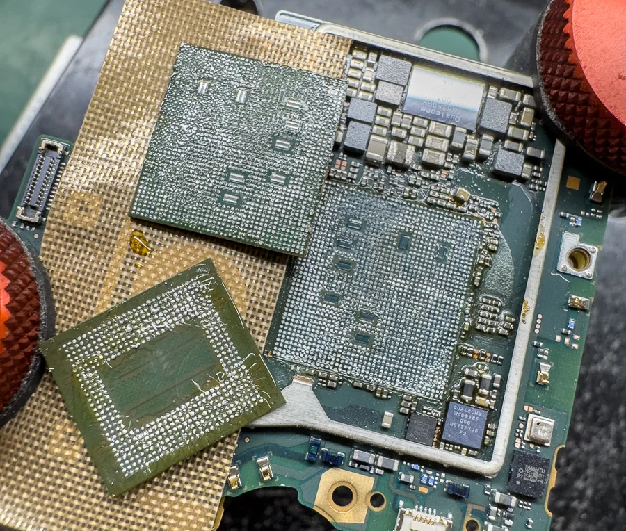 Xperia Z1 f 起動不良修理 — 修理の様子