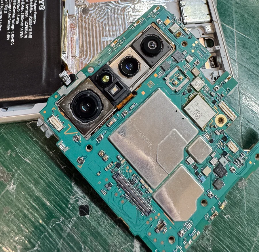 Xperia ZR データ復旧 — 修理の様子