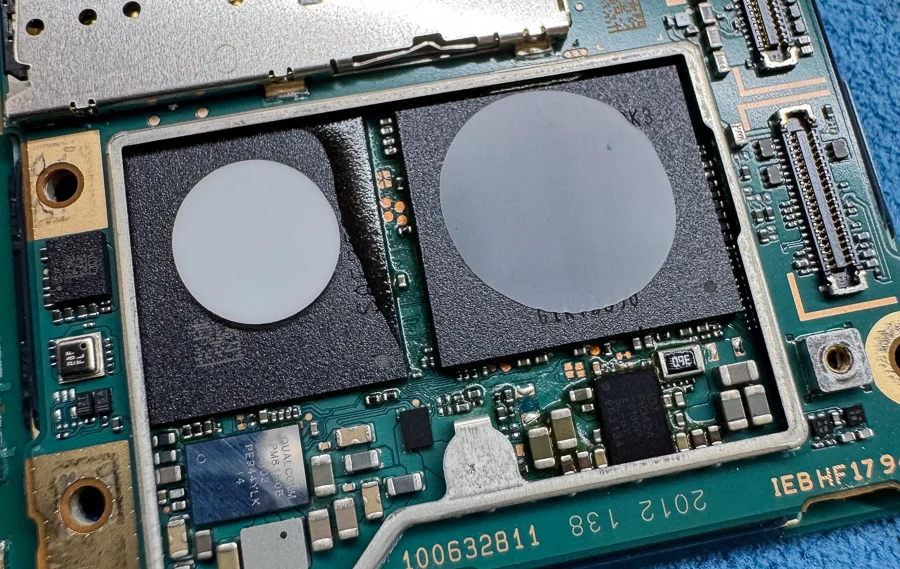 Xperia Z2 Tablet 基板修理 — 修理の様子