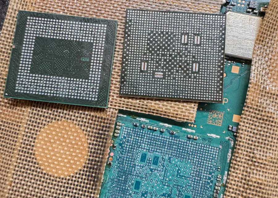 Xperia XZ Premium 通信修理 — 修理の様子