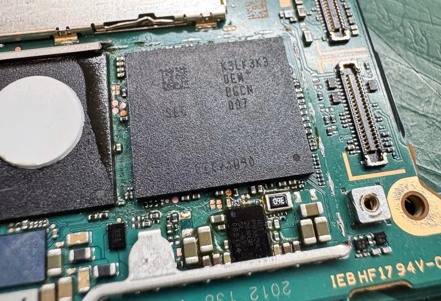 Xperia XA データ復旧 — 修理の様子