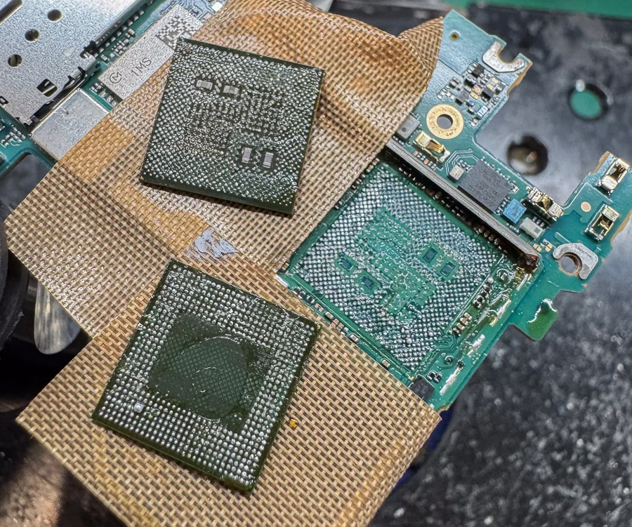 Xperia 8 通信修理 — 修理の様子