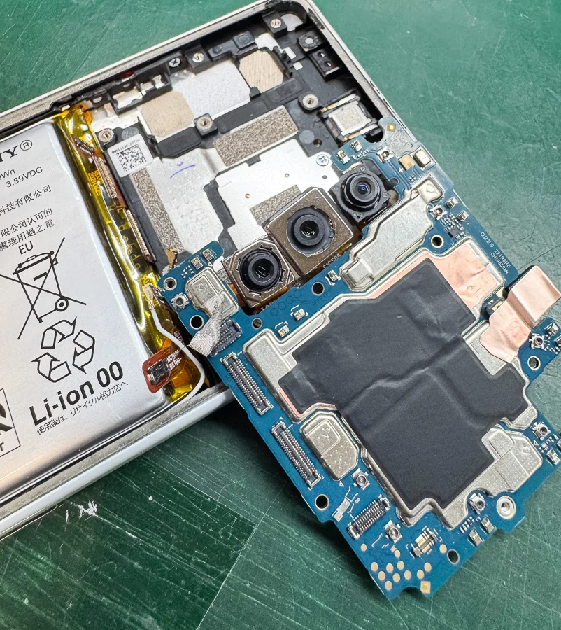 Xperia J1 Compact マザーボード修理・IC 基板修理 — 修理の様子