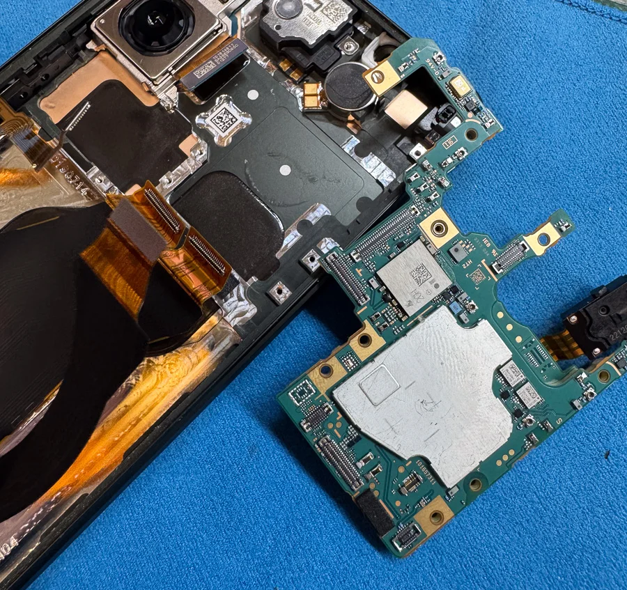 Xperia Z3 Compact マザーボード修理・IC 基板修理 — 修理の様子