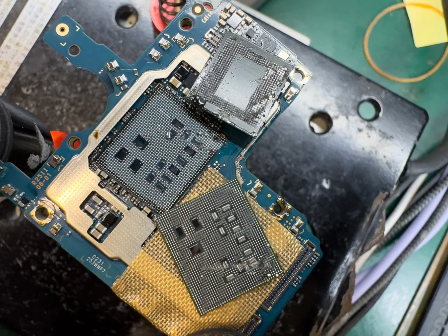 Xperia Z2 無線 WiFi修理 — 修理の様子