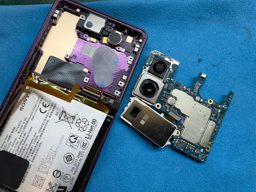 Xperia XZ1 Compact データ復旧 — 修理の様子