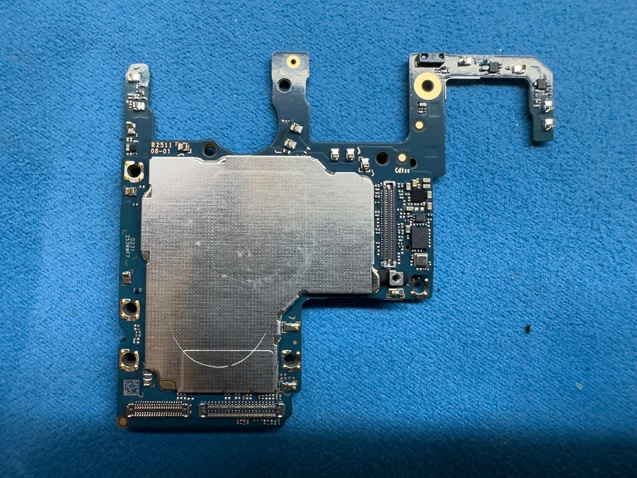 Xperia 5 IV 基板修理 — 修理の様子