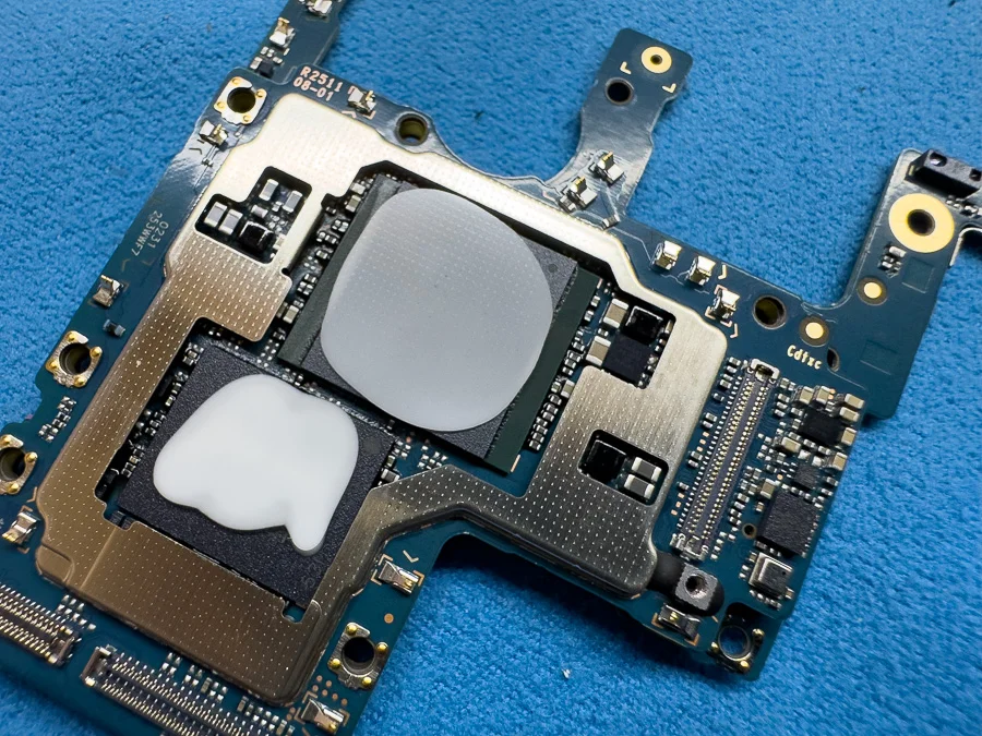 Xperia 1 基板修理 — 修理の様子
