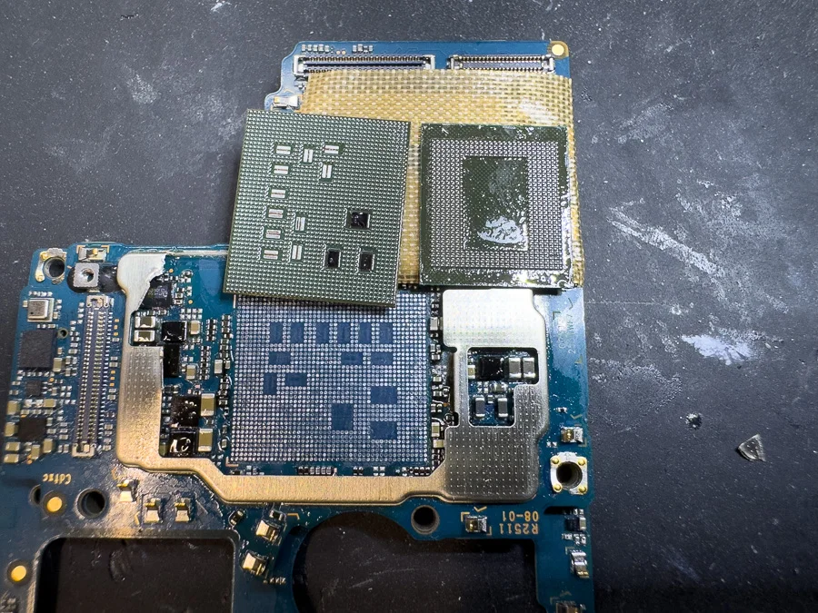 Xperia XZ1 基板修理 — 修理の様子