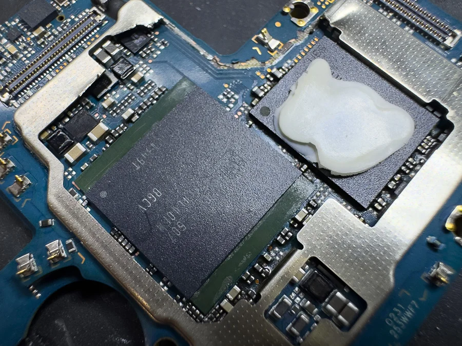 Xperia 10 II マザーボード修理・IC 基板修理 — 修理の様子