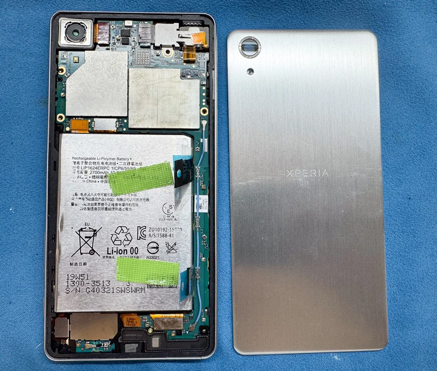 Xperia Z3 Compact WiFi修理 — 修理の様子