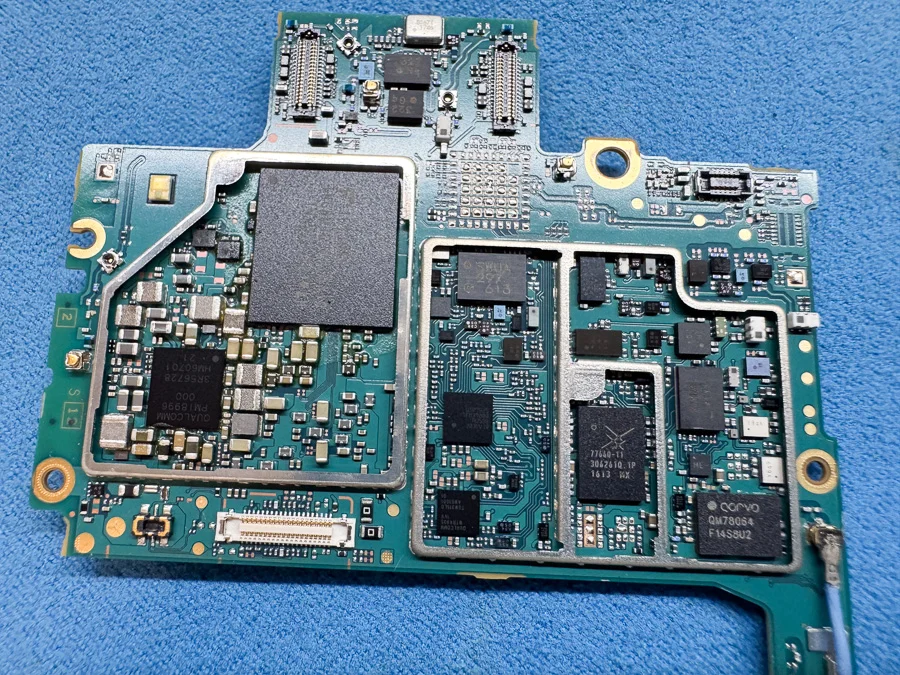 Xperia 1 V 通信修理 — 修理の様子