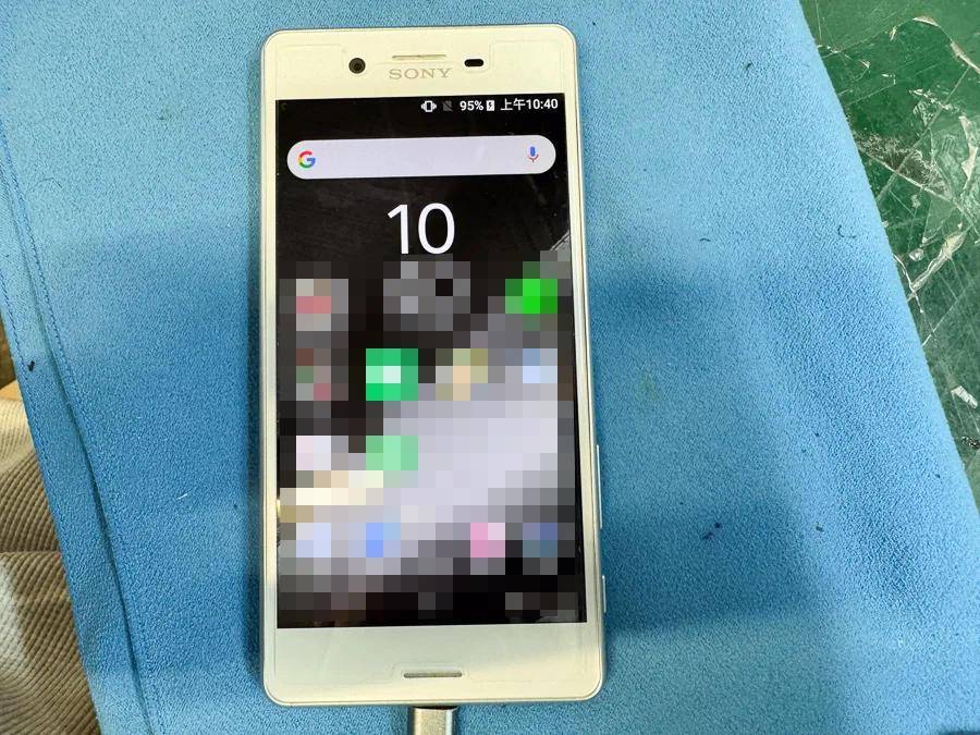 Xperia 8 データ復旧 — 修理の様子