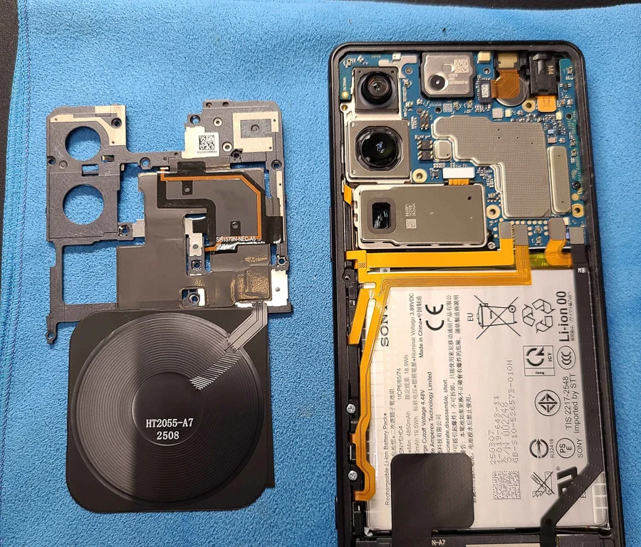 Xperia A2 起動不良修理 — 修理の様子