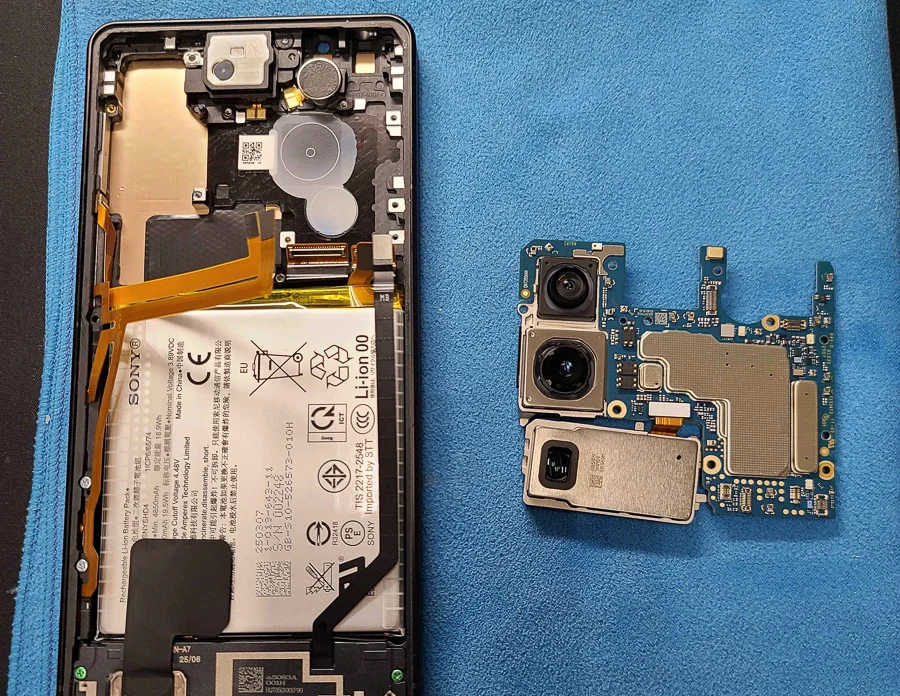 Xperia Z5 Compact マザーボード修理・IC 基板修理 — 修理の様子