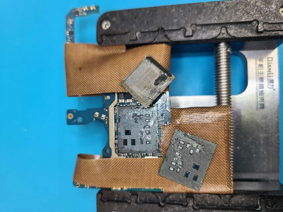 Xperia XZ2 マザーボード修理・IC 基板修理 — 修理の様子