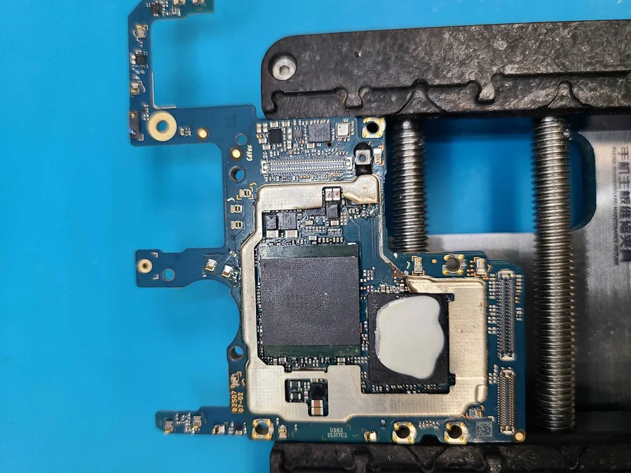 Xperia XZs WiFi修理 — 修理の様子