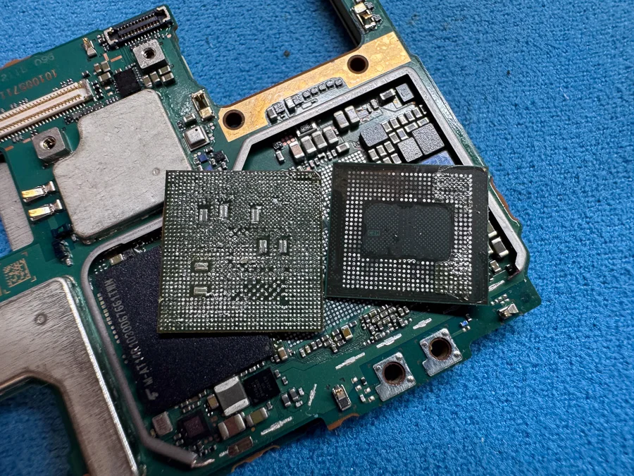 Xperia 5 基板修理 — 修理の様子