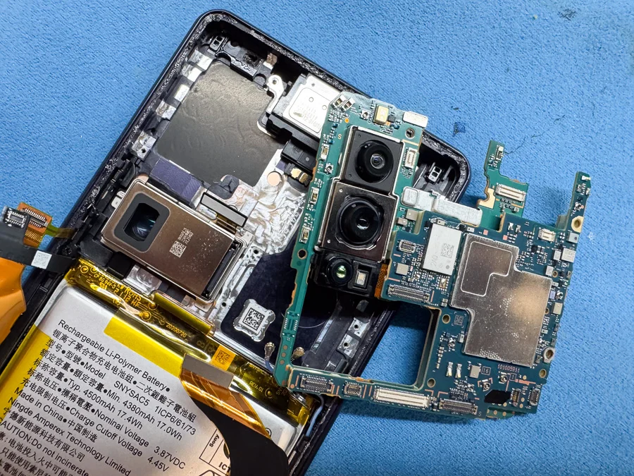 Xperia Z5 Premium 基板修理 — 修理の様子