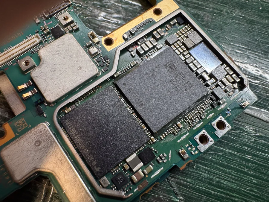 Xperia A2 通信修理 — 修理の様子