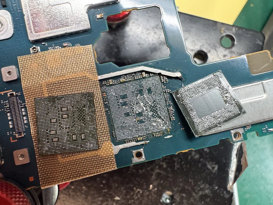 Xperia XZ2 Premium システム修復 — 修理の様子