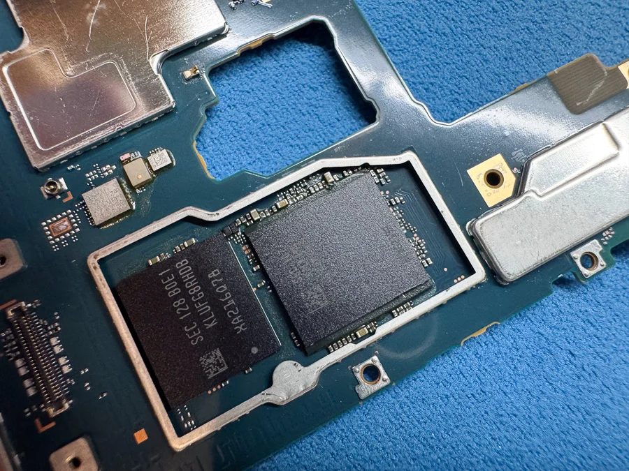 Xperia Z1 基板修理 — 修理の様子