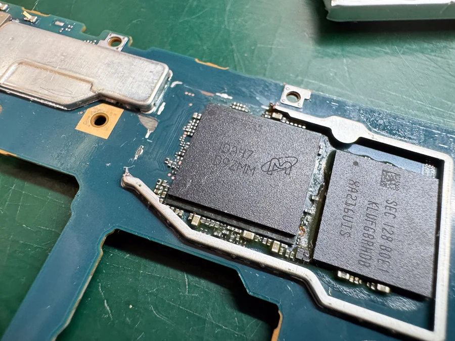 Xperia XZ1 データ復旧 — 修理の様子