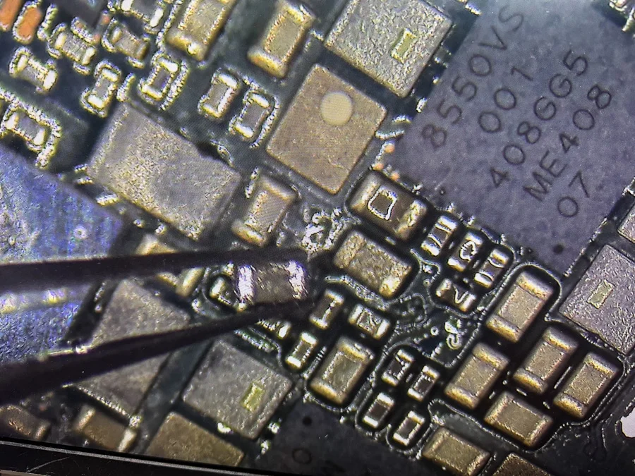 Xperia ZR 基板修理 — 修理の様子